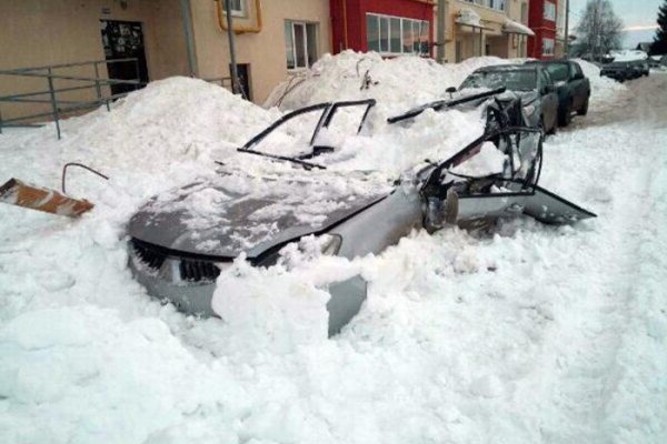 Собственник здания в Сыктывкаре не ушел от ответственности за падение снега на иномарку