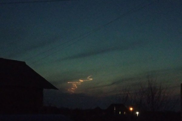 НЛО или ракета: жители Коми сняли необычный след в небе