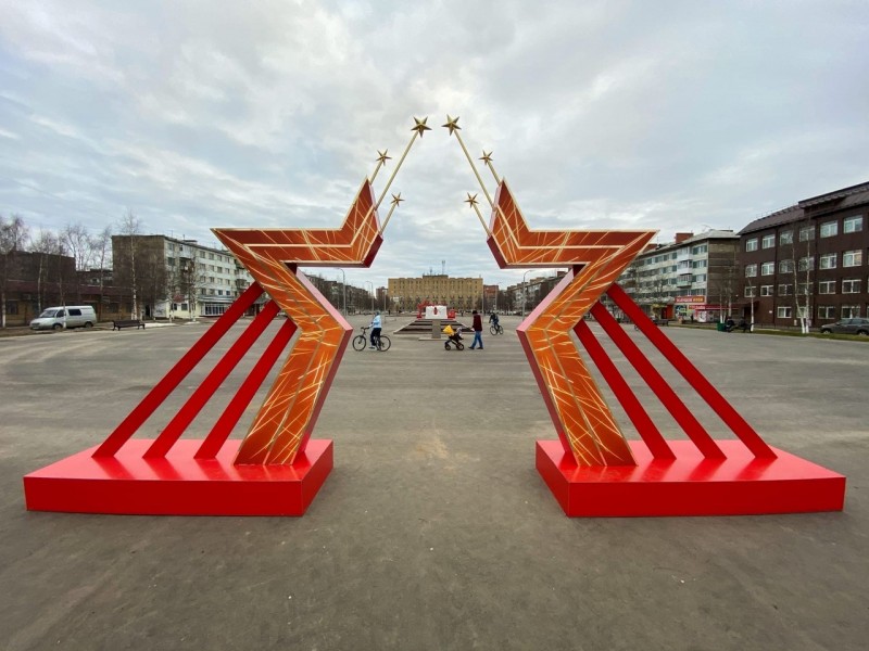 Комсомольскую площадь в Ухте украсили ко Дню Победы