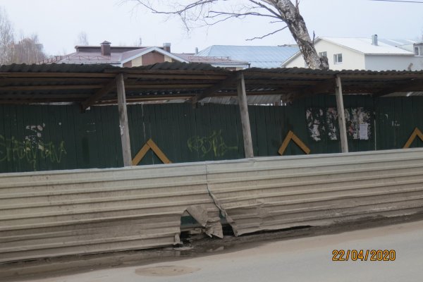 В центре Сыктывкара временный забор рядом со стройкой представляет опасность для детей и взрослых