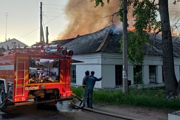 Огнеборцы Коми тушили крупные пожары в Емве и Аджероме