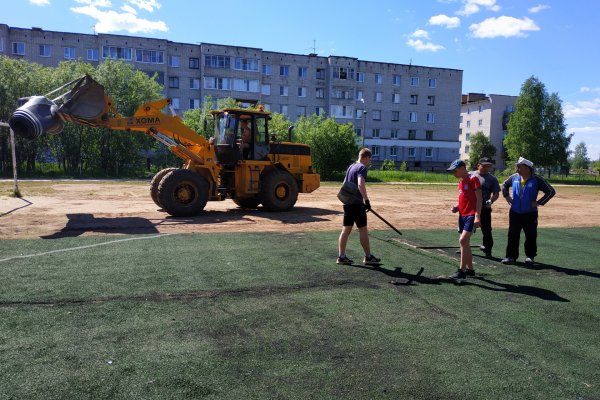 Футбольный газон с Центрального стадиона Сыктывкара переехал в Емву
