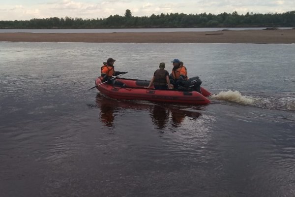 Водолазы привлекли подводные аппараты для поисков утонувших подростков в Корткеросском районе