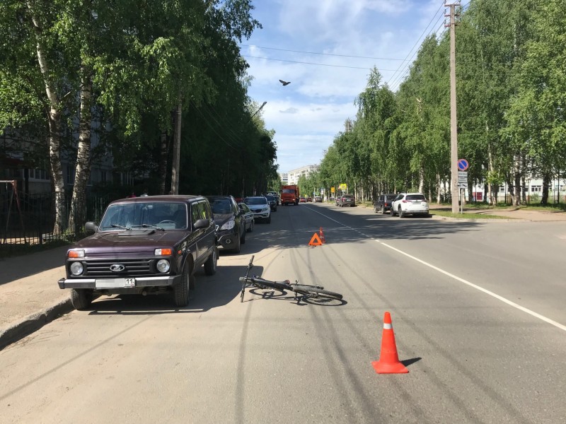 В Сыктывкаре водитель "Нивы" ударил дверью девушку-велосипедистку 