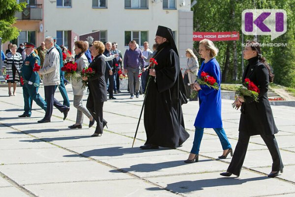 Никто не забыт: члены правительства Коми и первые лица Сыктывкара возложили цветы к Вечному огню и Скорбящему воину