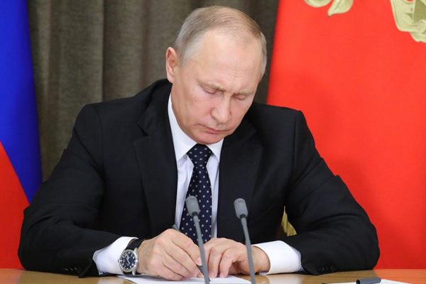 Путин подписал указ о выплате 10 тыс. рублей семьям с детьми до 16 лет