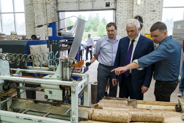 Владимир Уйба посетил деревообрабатывающее предприятие 