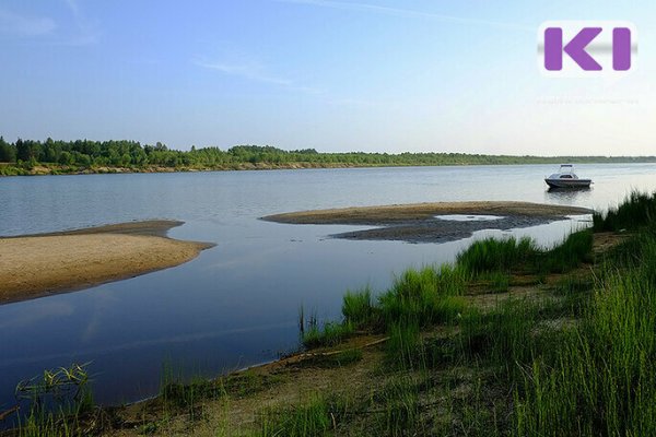 Река Вычегда продолжает мелеть