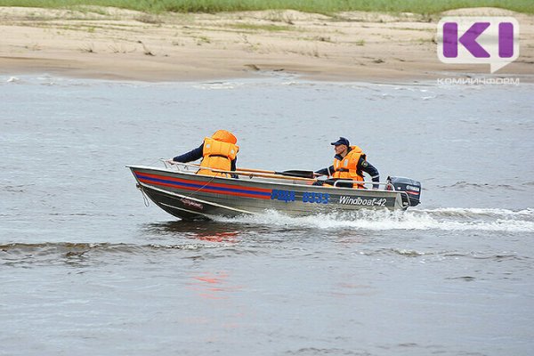 В Интинском районе спасатели на реке отыскали перевозчика продуктов

