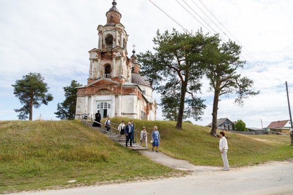 Владимир Уйба посетил Дмитриевскую церковь в поселке Кажым