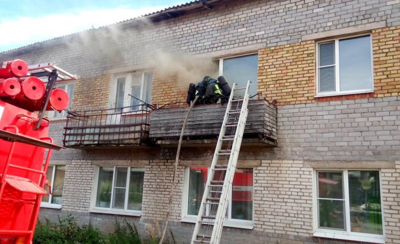В Кослане звено газозащитной службы вывело из огня пенсионерку и подростка