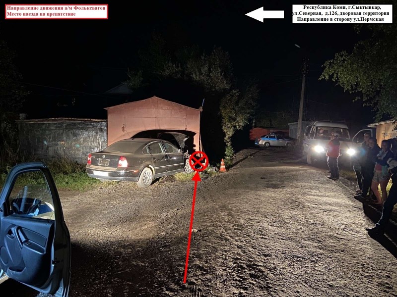 В Сыктывкаре нетрезвый водитель на Volkswagen протаранил опору ЛЭП и гараж