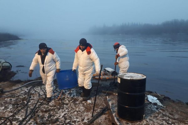 Ликвидацией последствий нефтеразлива на реке Колве занимаются около сотни человек
