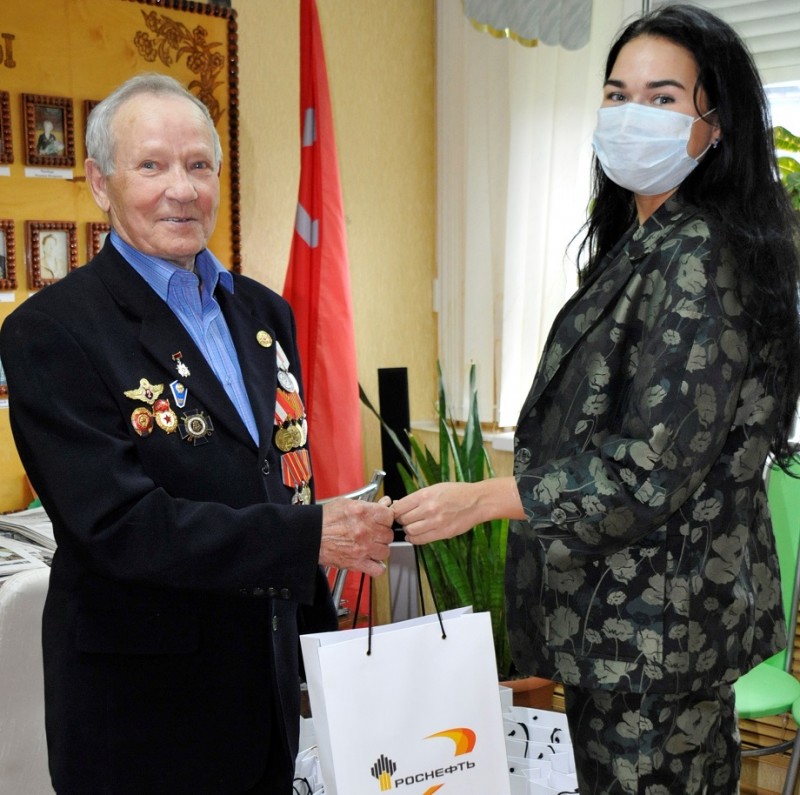 Сотрудники "РН – Северная нефть" поздравили ветеранов с "Праздником мудрости и добра"