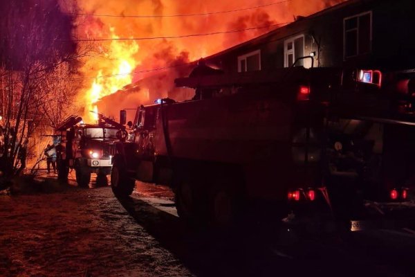Владимир Уйба поручил оказать необходимую помощь жильцам загоревшегося дома в Усинске

