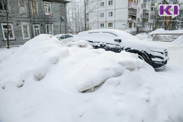 В Сыктывкаре сигнальная лента не спасла коммунальщиков в споре об упавшей на авто снежной глыбе 