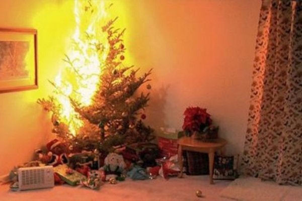 В квартире Ухты загорелась елка - семилетнего ребенка спас сосед 