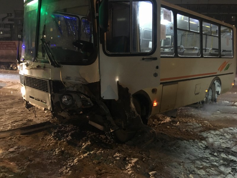 В Сыктывкаре рядом с АТП столкнулись маршрутный автобус и такси