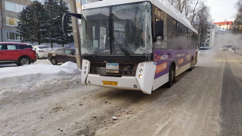 В центре Сыктывкара маршрутный НефАЗ врезался в грузовик