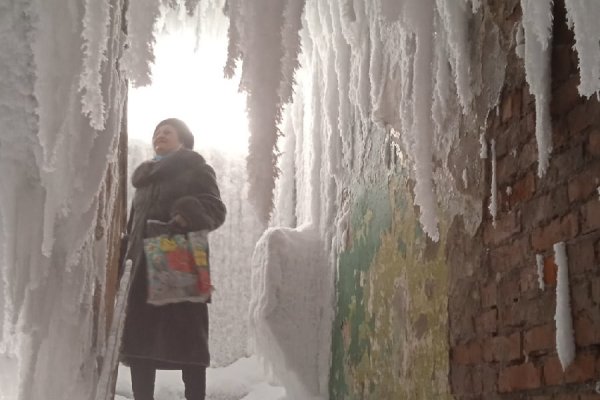 В Печоре коммунальщики освобождают подъезд от ледяного плена