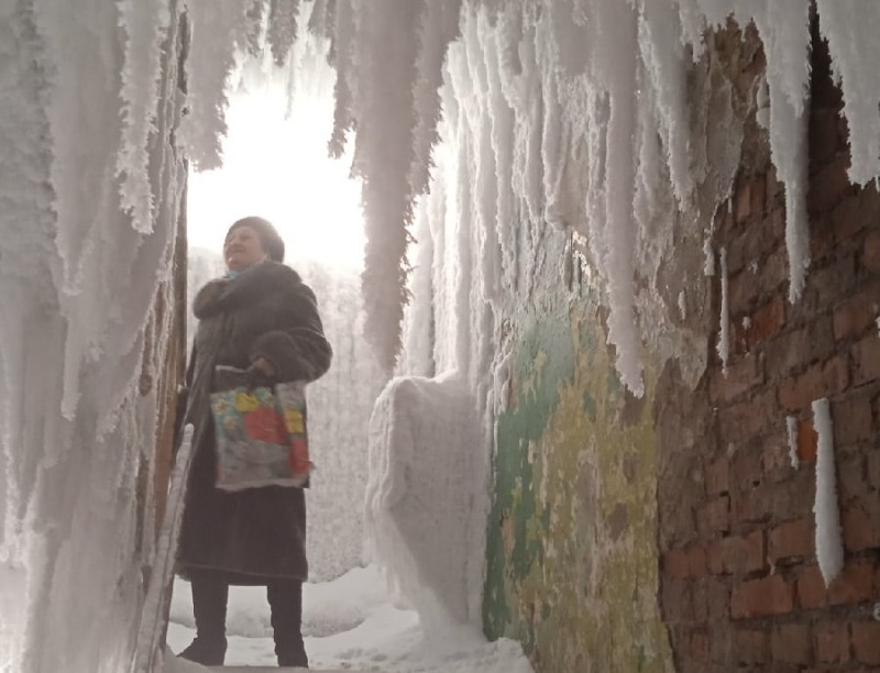 В Печоре коммунальщики освобождают подъезд от ледяного плена