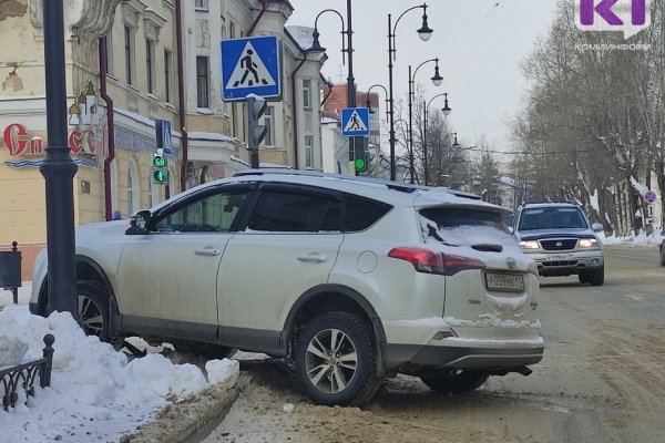 В Сыктывкаре водитель Тойоты Рав 4 вылетел на тротуар