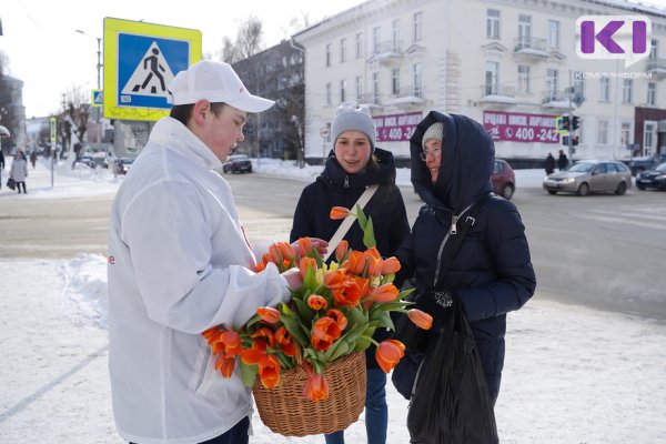 Авиарейсом из Москвы в Сыктывкар доставили 4 тыс. тюльпанов, чтобы подарить их прохожим на улицах
