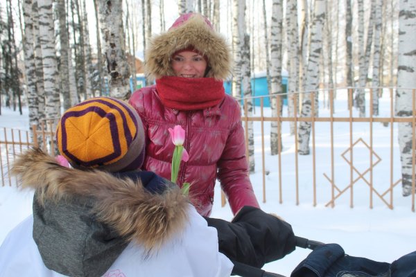 Активисты РДШ раздали цветы жительницам Корткероса и Краснозатонского