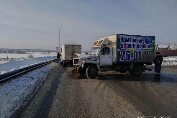 Под Сыктывкаром столкнулись два грузовика