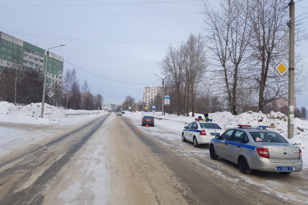В Сыктывкаре перебегавший дорогу вне зебры ребенок попал под колеса Volkswagen Polo
