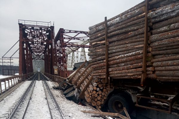 В Коми груженый лесовоз перевернулся на мосту через Вычегду