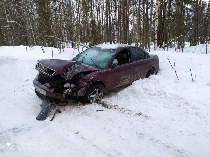 Под Сосногорском после аварии госпитализирована женщина-водитель Audi