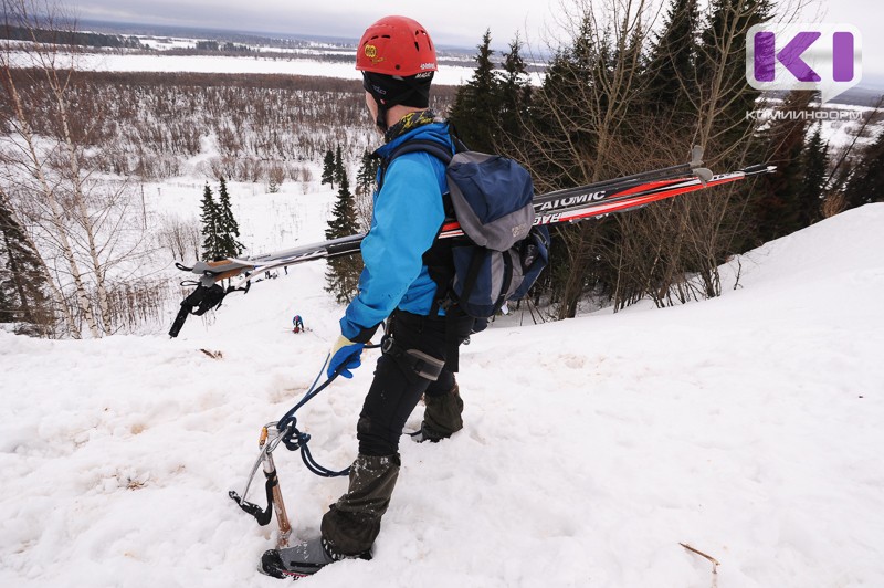 Спасатели "СПАС-Коми" совершенствуют свои навыки выживания в зимнем лесу