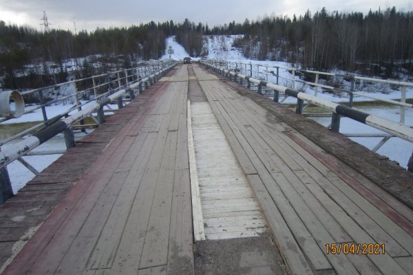 Власти Вуктыла завершили восстановительные работы на мосту, который связывает райцентр с селом Подчерье