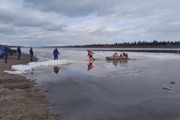 Рискуя провалиться под лед, спасатели Коми эвакуировали трех больных детей из Шерляги

