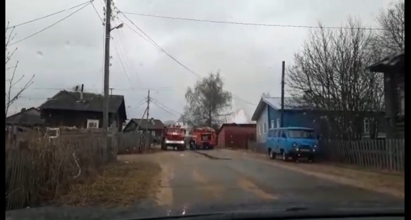 В сыктывкарском местечке Кируль 23 пожарных тушили частный дом 