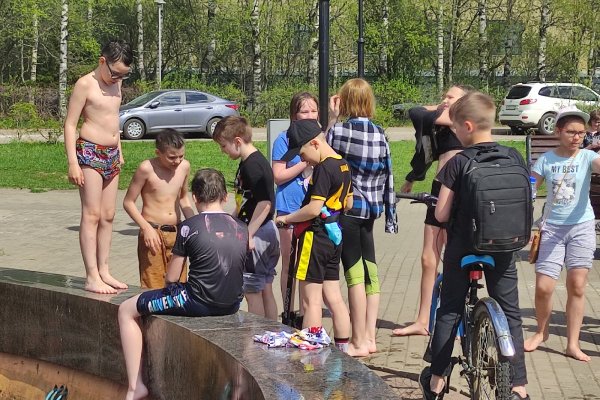 Сыктывкарские школьники открыли купальный сезон в фонтанах