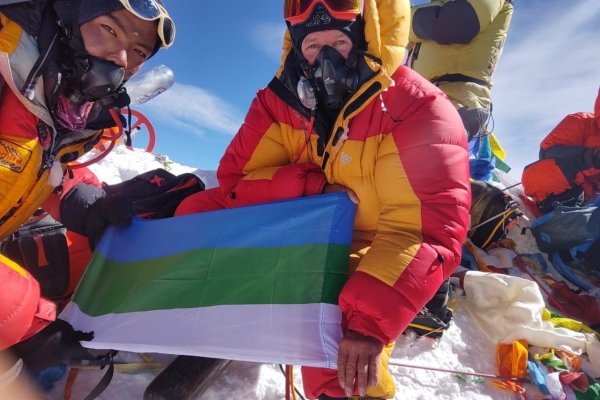Спасатель из Коми поднял флаг республики на Эвересте 