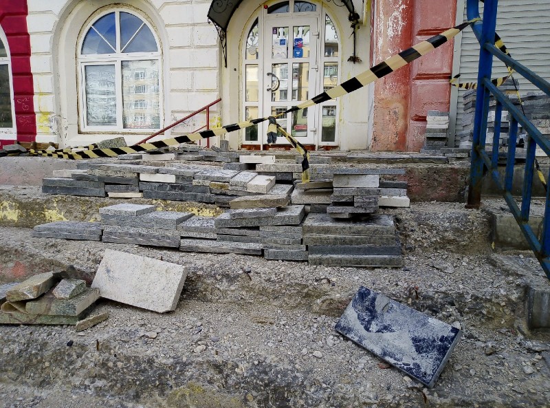 В Сыктывкаре для ремонта ступеней в здание решили использовать могильный камень