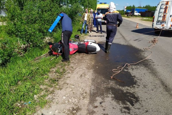 В Сыктывкаре при столкновении с велосипедистом мотоциклист улетел в канаву