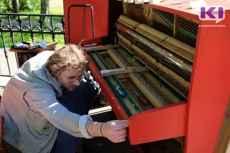 В Кировский парк Сыктывкара вернулось красное пианино
