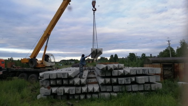 В Сосногорске для спасения щенка из бетонного плена пришлось задействовать кран