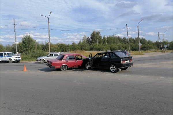 После столкновения двух ВАЗов в Сыктывкаре пострадали две женщины