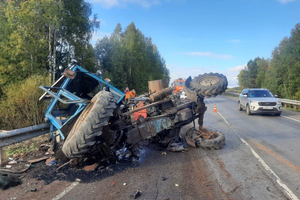 В Сыктывдинском районе водитель КамАЗа врезался в трактор