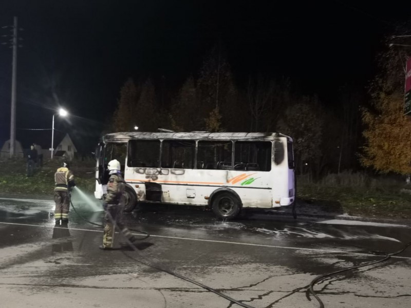 В Сыктывкаре на остановке сгорел автобус