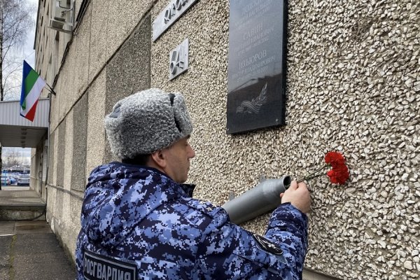 В Коми почтил память сотрудников органов внутренних дел и военнослужащих, погибших при исполнении служебного долга