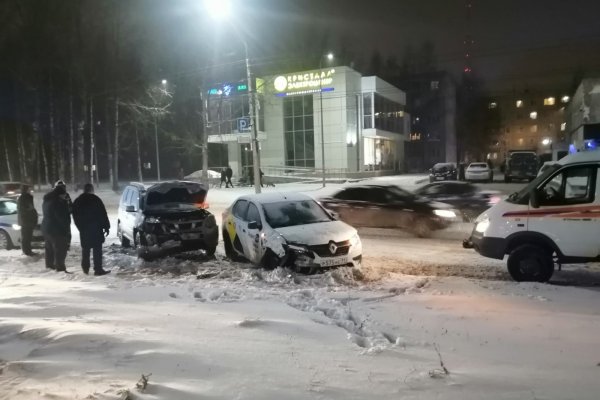 В Сыктывкаре водитель такси пытался уйти от столкновения, но врезался в другое авто