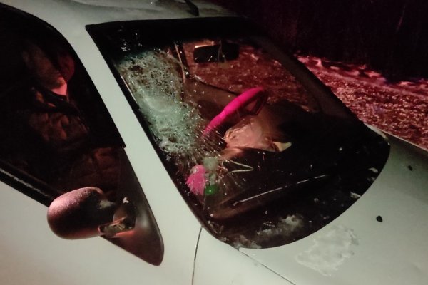 В Сосногорске водитель Mitsubishi Galant сбил дорожный знак и оказался в кювете