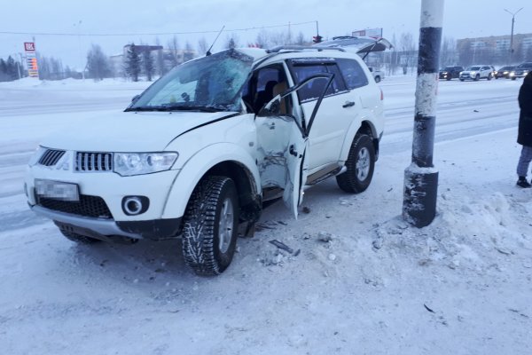 В Усинске женщина-водитель Mitsubishi Pajero сбила светофор