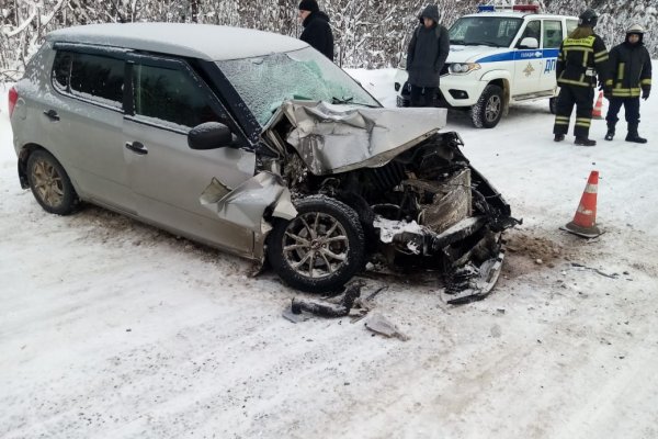 В Сысольском районе водитель Skoda Fabia врезался в припаркованный МАЗ